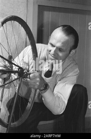 Frans Slaats, ancien cycliste de piste Frans Slaats, ancien cycliste de piste [Slaats a été avec un certain nombre d'autres coureurs européens en Argentine pendant les six jours de Buenos Aires, lorsque la seconde Guerre mondiale a éclaté. Il y est resté jusqu'à la fin de la guerre. Lorsqu'il est rentré chez lui, ses quatre frères ont été assassinés par les nazis (source: Wikipedia), éd.] Date: 19 novembre 1945 mots clés: Portraits, sports, cyclisme Nom personnel: Slaats, Français Banque D'Images