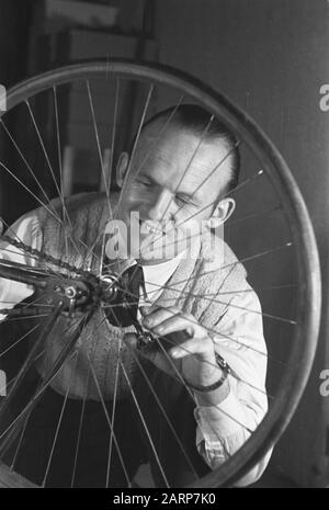 Frans Slaats, ancien cycliste de piste Frans Slaats, ancien cycliste de piste [Slaats a été avec un certain nombre d'autres coureurs européens en Argentine pendant les six jours de Buenos Aires, lorsque la seconde Guerre mondiale a éclaté. Il y est resté jusqu'à la fin de la guerre. Lorsqu'il est rentré chez lui, ses quatre frères ont été assassinés par les nazis (source: Wikipedia), éd.] Date: 19 novembre 1945 mots clés: Portraits, sports, cyclisme Nom personnel: Slaats, Français Banque D'Images