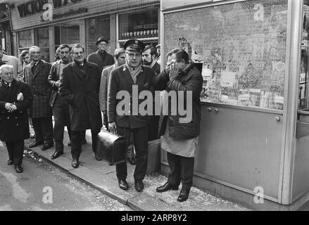 Manifestation des agriculteurs à Bruxelles contre la politique agricole de la fenêtre CEE d'un kiosque est brisée et un homme [propriétaire?] a été blessé sur son visage Date: 23 mars 1971 lieu: Belgique, Bruxelles mots clés: Manifestations, agriculteurs Nom de l'institution: CEE Banque D'Images