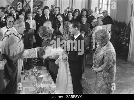 Baptême du Prince Carlos Xavier Bernardo, fils de la princesse Irene, au Château de Lignieres (France). Le cardinal Lefebvre baptise le prince Carlos Date: 10 février 1970 lieu: Lignières mots clés: Baptismes, cardinaux, reines, princesses, princesses Nom personnel: Carlos Hugo, prince, Carlox Xavier Bernardo, Irene, Princess, Juliana, Queen, Lefebvre Cardinal Banque D'Images