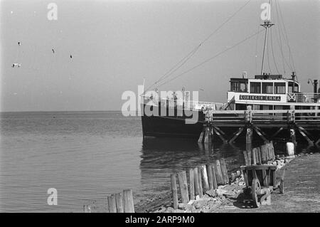 Ferry Service Zierikzee - Katse Veer Date: 1948 lieu: Zeeland, Zierikzee mots clés: Quais, brouettes, bateaux, ferries Banque D'Images