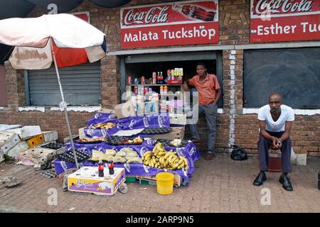 Malata Tuckshop Et Les Vendeurs À L'Extérieur De L'Hôpital De Kalafong, Atteridgeville, Pretoria/Tshwane, Gauteng, Afrique Du Sud. Banque D'Images