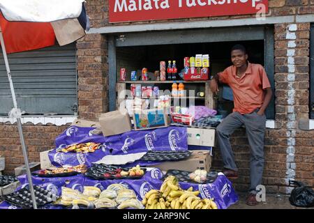 Malata Tuckshop Et Les Vendeurs À L'Extérieur De L'Hôpital De Kalafong, Atteridgeville, Pretoria/Tshwane, Gauteng, Afrique Du Sud. Banque D'Images
