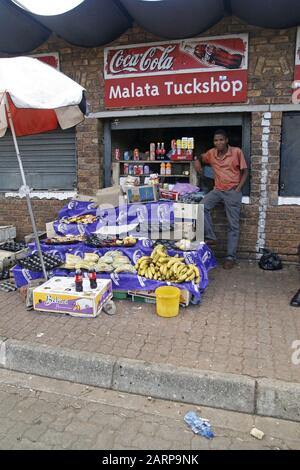 Malata Tuckshop Et Les Vendeurs À L'Extérieur De L'Hôpital De Kalafong, Atteridgeville, Pretoria/Tshwane, Gauteng, Afrique Du Sud. Banque D'Images