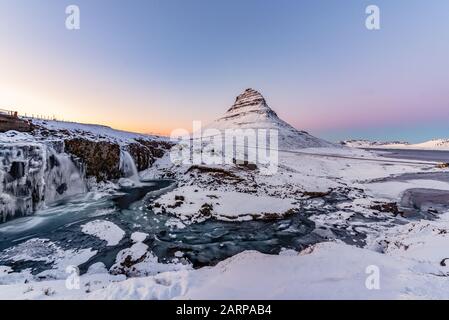 Belle montagne Kirkjufell pendant l'heure d'or, Islande Banque D'Images