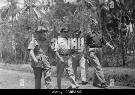 Visite du général britannique Montagu Stopford à la U-Brigade Vlnr. Le Général Stopford, Le Colonel Sluyter, Un Major, Et Le Colonel Uylenberg Date : Novembre 1946 Lieu : Batavia, Indonésie, Jakarta, Antilles Néerlandaises Banque D'Images