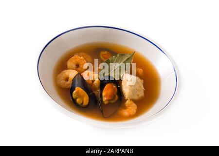 Soupe française à la bouillabaisse dans une assiette blanche isolée sur fond blanc Banque D'Images