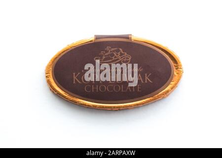 Magadan, Russie - Janvier 2020. Chocolat Kopi Luwak enveloppé dans une feuille d'or. Célèbre bonbons à café isolé sur fond blanc. Logo civet Banque D'Images