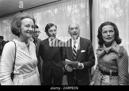 Katharine Graham [1917-2001], éditrice du Washington Post, invitée à une réunion du journal néerlandais Press (NPD) Vlnr Graham, m.. Nouwen (membre du conseil NPD), l'ambassadeur américain et sa femme Date : 22 mai 1975 mots clés : Ambassadeurs, éditeurs Nom personnel : Graham, Katharine, Nouwen, m. J.J. Banque D'Images