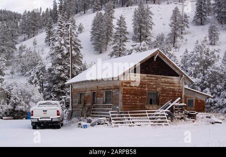 Une ferme dans la neige, une journée froide d'hiver, à Beavertail, Montana. Beavertail est situé à l'est de Clinton, dans le comté de Granite, Montana. Banque D'Images
