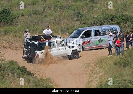 4 x 4 véhicules et touristes sur une route de terre de brousse près de la frontière sud-africaine, Mozambique. Banque D'Images
