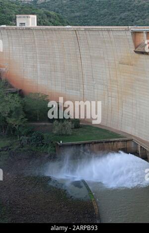 Mur Du Lac Du Barrage Jozini/Pongolapoort, Rivière Phongolo, Kwazulu Natal, Afrique Du Sud. Banque D'Images