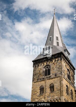 Vue en bas angle regardant la tour de l'horloge de la Grote Kerk (Grande église) dans l'Oude Markt (Vieux marché) de la ville néerlandaise d'Enschede. Banque D'Images