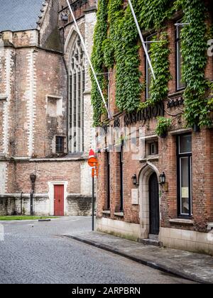 Hotel De Castillion, Bruges, Belgique. Une rue pavée au centre de la ville belge de Bruges menant à Sint-Salvatorkathedraal. Banque D'Images