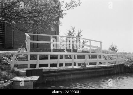 Points fixes Cultuurtechnische dienst Diver avec pont vers Lexmond (subdivision Vijfheerenlanden) Annotation: LM-9. Cinq Heerenlanden mots clés : consolidation des terres, ajustements des eaux de terrain Banque D'Images