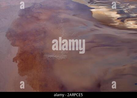 Photosynthèse des pigments des bactéries cyanobactéries bleu-vert transforme le lac Natron en une couleur rouge étonnante (vue aérienne) Banque D'Images