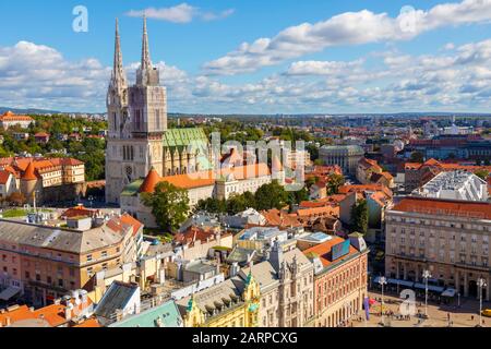 La Cathédrale De Zagreb Sur Kaptol. Vue aérienne de la place Ban Jelacic, la place centrale de la ville de Zagreb. Capitale de la Croatie. Image Banque D'Images