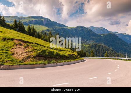 Route asphaltée qui traverse les montagnes de Bucegi en Roumanie Banque D'Images