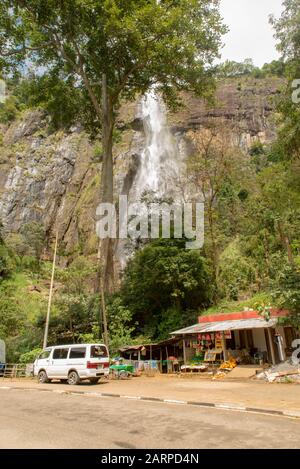 Diyaluma, Haputale, Sri Lanka. 2019 Nov 22: Journée ensoleillée dans la cascade tropicale tombe de la falaise de montagne à la jungle, paysage serein de Diyal Banque D'Images