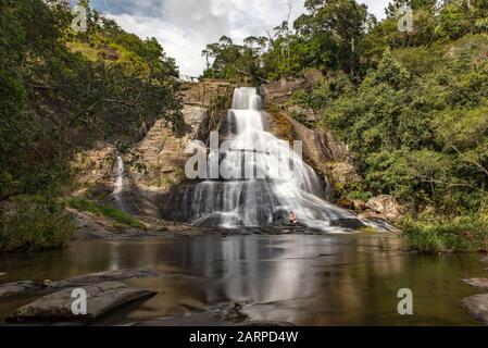 Diyaluma, Haputale, Sri Lanka. 2019 Nov 22: Les jeunes hommes touristiques dans le Sunny day dans la cascade tropicale tombe de la falaise de montagne à la jungle, Banque D'Images