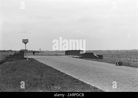 Points fixes Cultuurtechnische dienst Diver [swailverland Rinsumageest] Annotation: Do-1. Sur la gauche un panneau de route avec inscription 25 km à Leeuwarden] Date: Juin 1954 lieu: Dokkum, Friesland, Rinsumageest mots clés: Consolidation des terres, ajustements des eaux du terrain Banque D'Images