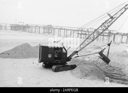 Elevage de la plage à Scheveningen pour la saison à venir Date : 13 mars 1961 lieu : Scheveningen, South-Holland mots clés : égalisation, plages Banque D'Images