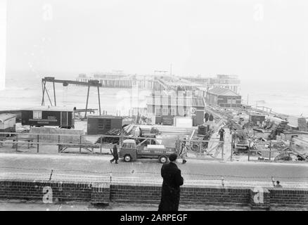 Elevage de la plage à Scheveningen pour la saison à venir Date : 13 mars 1961 lieu : Scheveningen, South-Holland mots clés : égalisation, plages Banque D'Images