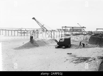 Elevage de la plage à Scheveningen pour la saison à venir Date : 13 mars 1961 lieu : Scheveningen, South-Holland mots clés : égalisation, plages Banque D'Images