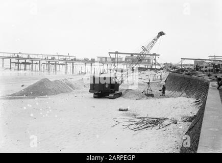 Elevage de la plage à Scheveningen pour la saison à venir Date : 13 mars 1961 lieu : Scheveningen, South-Holland mots clés : égalisation, plages Banque D'Images