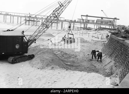 Elevage de la plage à Scheveningen pour la saison à venir Date : 13 mars 1961 lieu : Scheveningen, South-Holland mots clés : égalisation, plages Banque D'Images