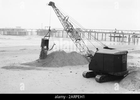 Elevage de la plage à Scheveningen pour la saison à venir Date : 13 mars 1961 lieu : Scheveningen, South-Holland mots clés : égalisation, plages Banque D'Images