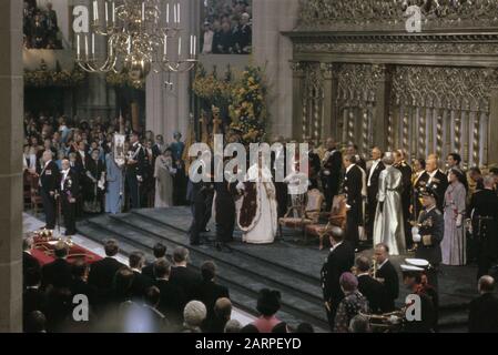 Changement du Trône 30 avril : inauguration dans la nouvelle Église; vue d'ensemble/paysage spacieux (diapositive) Date : 30 avril 1980 mots clés : changements du Trône, inaugurations, églises Nom de l'institution : nieuwe Kerk Banque D'Images