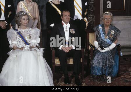 Trépied Photo Famille Royale Et Roi D'Espagne Juan Carlos Et Reine Sophia Date : 19 Mars 1980 Mots Clés : Famille Royale Nom De La Personne : Juliana, Reine, Roi Juan Carlos, Sofia, Reine D'Espagne Banque D'Images
