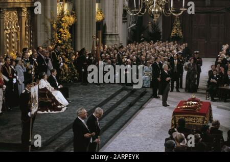 Changement du Trône 30 avril : inauguration dans la nouvelle Église; vue d'ensemble moins large et vue d'ensemble/paysage spacieux Date : 30 avril 1980 mots clés : changements du Trône, inaugurations, églises Nom de l'institution : nouvelle Église Banque D'Images