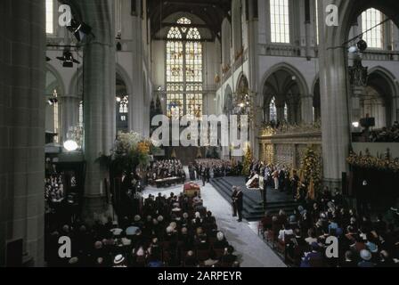 Changement du Trône 30 avril : inauguration dans la nouvelle Église; vaste vue d'ensemble/debout et couché Date : 30 avril 1980 mots clés : changements du Trône, inaugurations, églises Nom de l'institution : nieuwe Kerk Banque D'Images