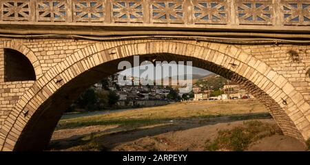 Arche en pierre du pont de Gorica, Berat, Albanie Banque D'Images