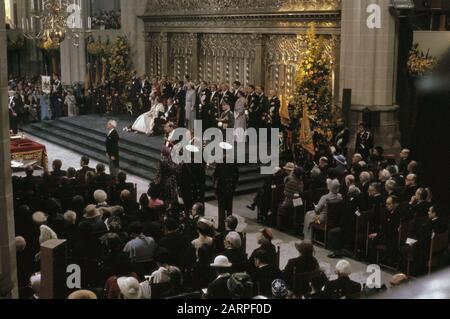 Changement du Trône 30 avril : inauguration dans la nouvelle Église; vue d'ensemble/paysage très spacieux (diapositive) Date : 30 avril 1980 mots clés : changements du Trône, inaugurations, églises Nom de l'institution : nieuwe Kerk Banque D'Images