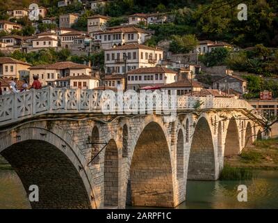 Pont de Gorica dans la ville de mille fenêtres, Berat, Albanie Banque D'Images