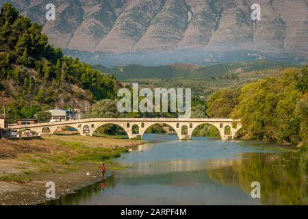 Pont de Gorica sur la rivière Osum avec fond de montagne, Berat, Albanie Banque D'Images