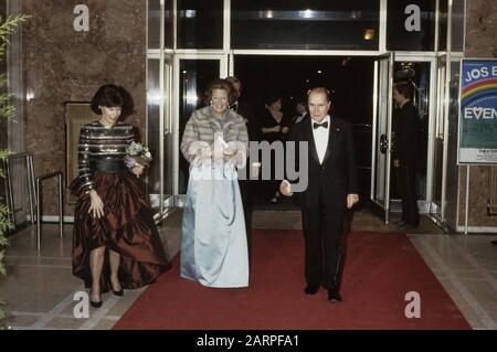 Visite d'État du président Mitterand; non 8: MW Mitterand, Beatrix et Mitterand à l'arrivée à Carree (show Carmen) Date: 7 février 1983 mots clés: Arrivées, présidents, visites d'État, représentations Nom personnel: Beatrix, Queen, Carmen, Mitterrand, François Banque D'Images