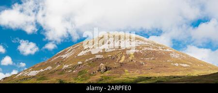 En regardant vers le Mont Errigal, l'une des montagnes les plus emblématiques de l'Irlande, de rocheux de granit Donegal principale près de Dunlewy, comté de Donegal, Irlande Banque D'Images