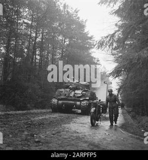 Front North-East Pays-Bas: Enschede - Hengelo [Bataille Et Libération Achterhoek (1 Avril 1945), Enschede (1 Avril 1945), Hengelo (3 Avril 1945)] Heavy British Tank (Guards Armoured Division) Date: 3 Avril 1945 Lieu: Enschede, Hengelo, Overijssel, Twente Mots Clés: Fronts, Chars De Seconde Guerre Mondiale Banque D'Images