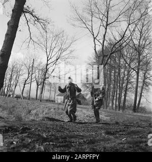 Front North-East Pays-Bas: Enschede - Hengelo [bataille et libération Achterhoek (1 avril 1945), Enschede (1 avril 1945), Hengelo (3 avril 1945)] un soldat allemand est porté à Date: Avril 1945 lieu: Enschede, Hengelo, Overijssel, Twente mots clés: Prisonniers de guerre, militaire, seconde Guerre mondiale Banque D'Images