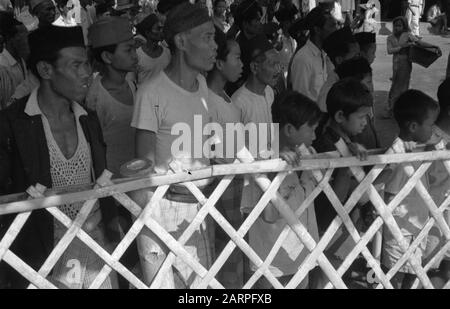 Dans les tours au sud de la vie de Malang se poursuit Immédiatement après la libération de la ville de Touring (sud de Malang) a été commencé à informer la population. Les gens ont été traités par un maître de plage et ils ont été surpris qu'ils n'aient pas été forcés d'écouter ces émissions, comme d'habitude avec les Japonais et les Républicains. Date: 23 Décembre 1948 Lieu: Indonésie, Java, Pays-Bas East Indies, Tour Banque D'Images