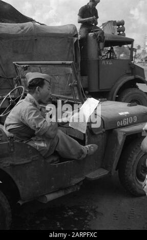 Dans les tours au sud de la vie de Malang va Directement de la libération de la ville de Touring (sud de Malang) la population, via un "maître de plage" , afin de les informer. Le Sergent Soekardio s'adresse à la population du Javanais. Le 'maître de plage' monté sur un camion assure l'amplification du son Date: 23 décembre 1948 lieu: Indonésie, Java, Hollandais East Indies, Tour Banque D'Images