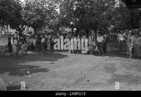 Dans les tours au sud de la vie de Malang va Directement de la libération de la ville de Touring (sud de Malang) la population, via un "maître de plage" , afin de les informer Date: 23 décembre 1948 lieu: Indonésie, Java, Pays-Bas East Indies, Tour Banque D'Images