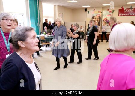 La duchesse de Cornwall, présidente du Royal Voluntary Service, participe à une classe de danse menée par des bénévoles lors de sa visite au RVS Cornhill Centre à Banbury, Oxfordshire. Banque D'Images