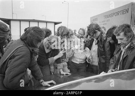 Les syndicalistes et les membres du Comité chilien attendent en vain le transport de cuivre chilien à la frontière entre le Pays-Bas et la Belgique Date : 1er juillet 1977 Banque D'Images