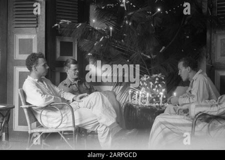 Noël 1948 à Subang et Poerwakarta fête de Noël 1948 a été célébrée dans des circonstances très spéciales. Seulement AUCUN officier dans leur désordre à Poerwakarta. Assis sous l'arbre de Noël, toutes sortes de souvenirs des deux fêtes de Noël précédentes dans l'Archipel sont recueillis par le Chef Guardian Schoonderwoerd de Gouda, le Sergent Schat de Marrum (Friesland), le Sergent van der Sluis de Culemborg et le Sergent-Major Blom de Zuylen Date: 24 décembre 1948 lieu: Indonésie, Antilles Néerlandaises De L'Est Banque D'Images