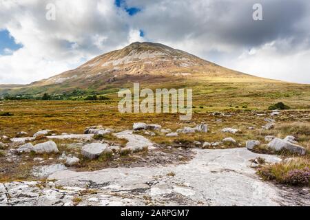 En regardant vers le Mont Errigal, l'une des montagnes les plus emblématiques de l'Irlande, de rocheux de granit Donegal principale près de Dunlewy, comté de Donegal, Irlande Banque D'Images